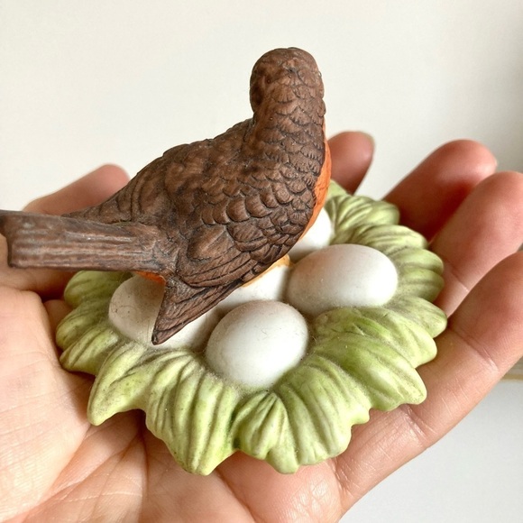 Robin on nest ceramic trinket box - Picture 4 of 7